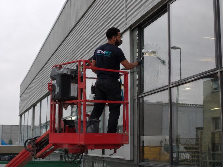 Intervention sur nacelle sur les vitrages d'un site industriel