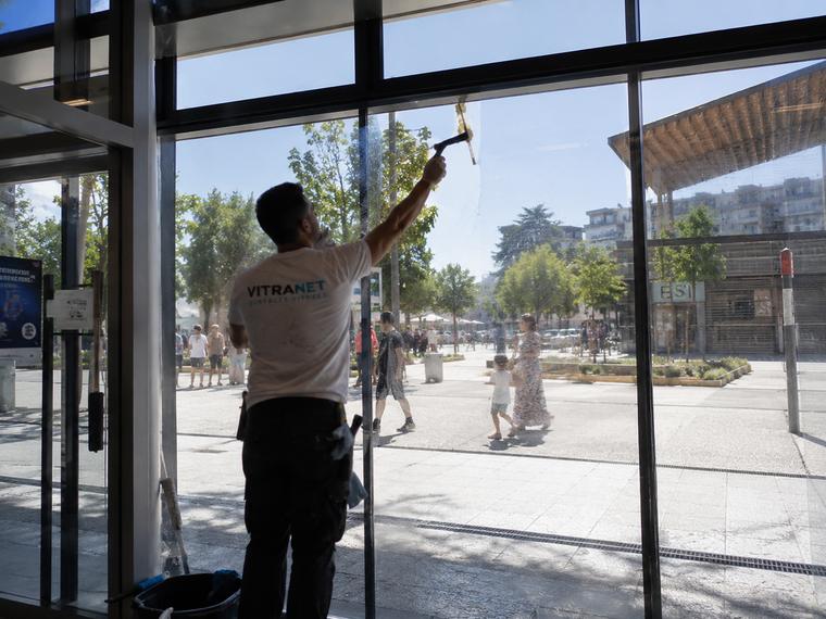 Entretien des vitrages intérieurs du hall d'un établissement recevant du public